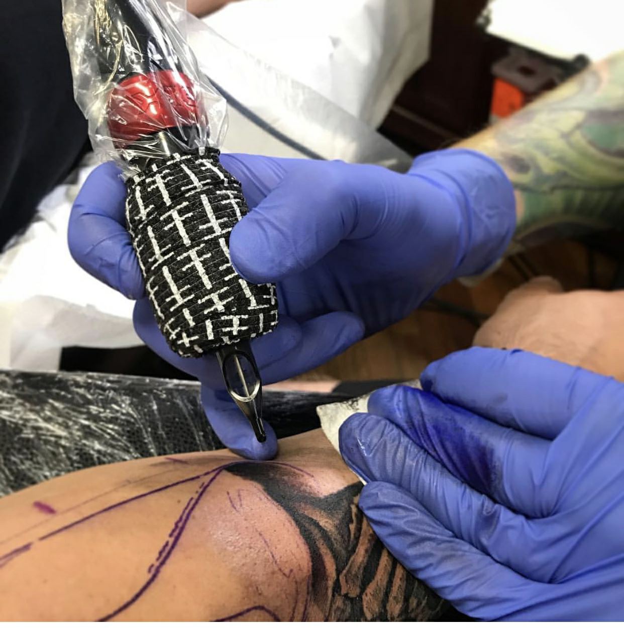 Tatuaje gun grip boligrafoa itsasgarria benda zinta
